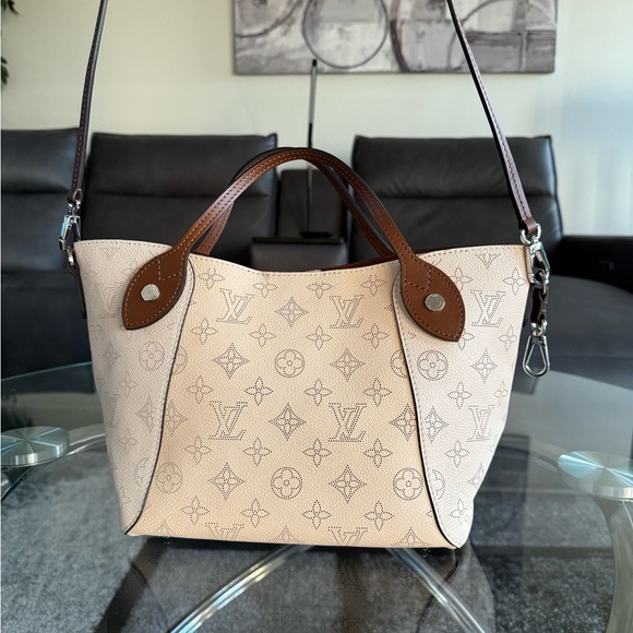 Authentic LV Hina PM Leather Handbag - Picture 4 of 8